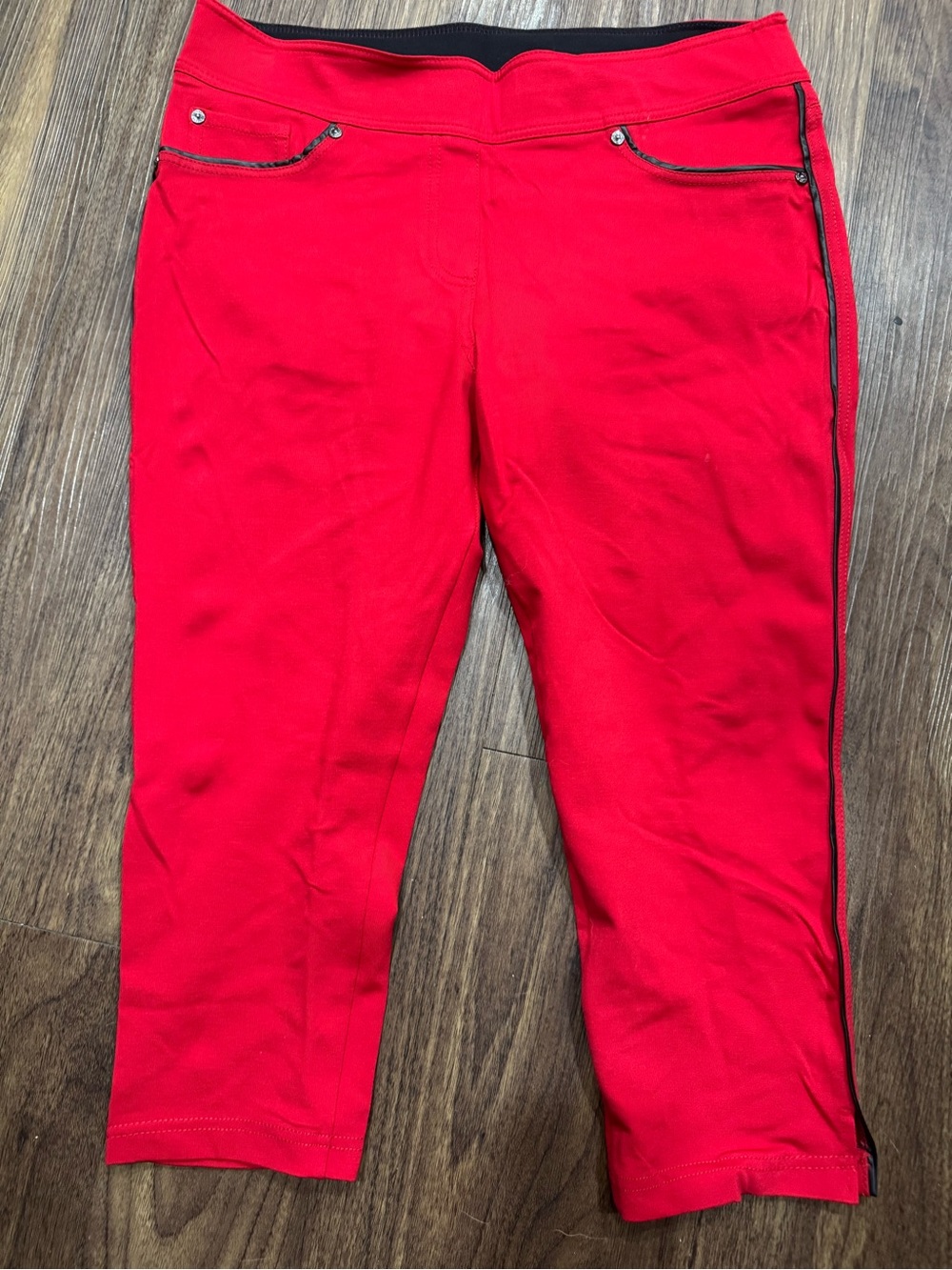 Peter Nygard Slims Red Capris Size L (CL-4)
